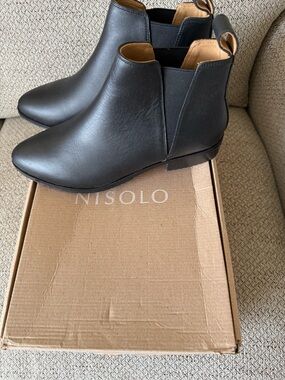 Nisolo Womens Chelsea boots 8.5
New in box